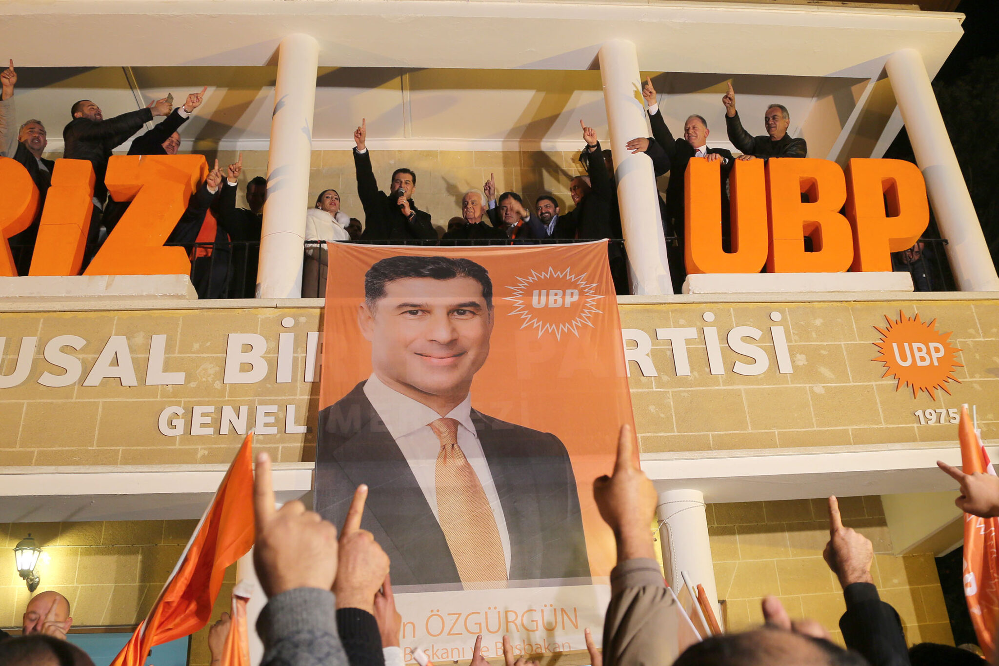 "Περίπατος" για Οζγκιουργκιούν και Δεξιά (BINTEO)