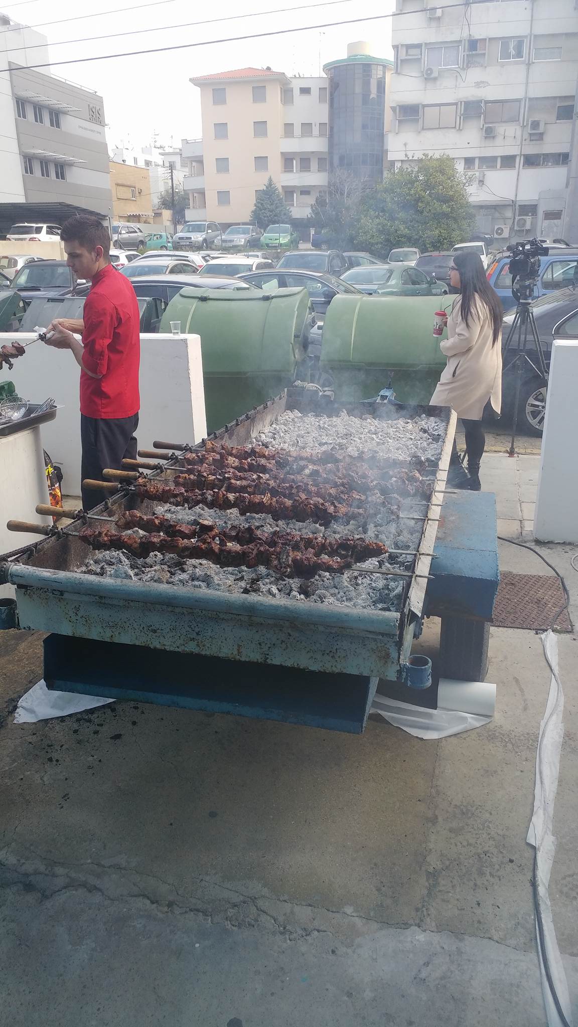 Επινίκιο πάρτι Τσικνοπέμπτης στο επιτελείο Νίκου Αναστασιάδη (ΦΩΤΟ)