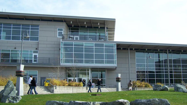 Αναφορές για πυροβολισμούς σε κολέγιο στην Ουάσινγκτον