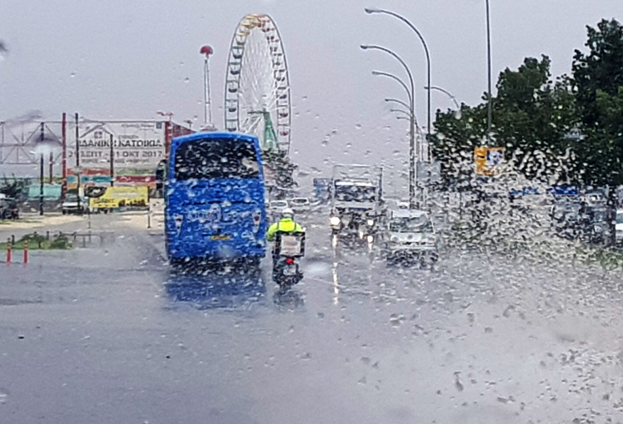 Με βροχές και καταιγίδες το Σαββατοκυριάκο του Καρναβαλιού (ΒΙΝΤΕΟ)