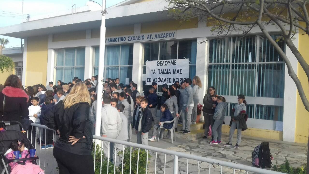 Διαμαρτυρία γονέων στο Α' Δημοτικό Σχολείο Αγίου Λαζάρου (ΦΩΤΟ)