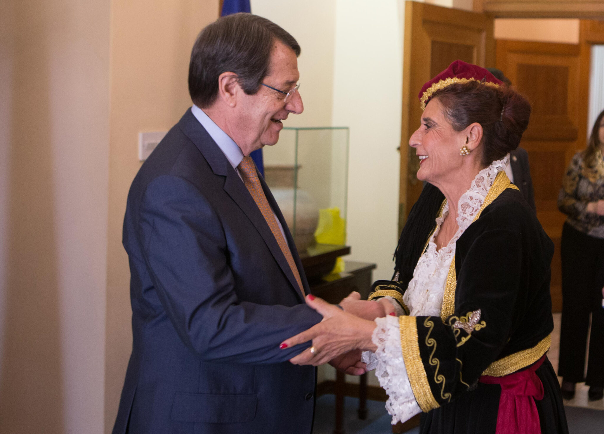 Εκατοντάδες πολίτες στο Προεδρικό, για να συγχαρούν τον Αναστασιάδη (ΒΙΝΤΕΟ)