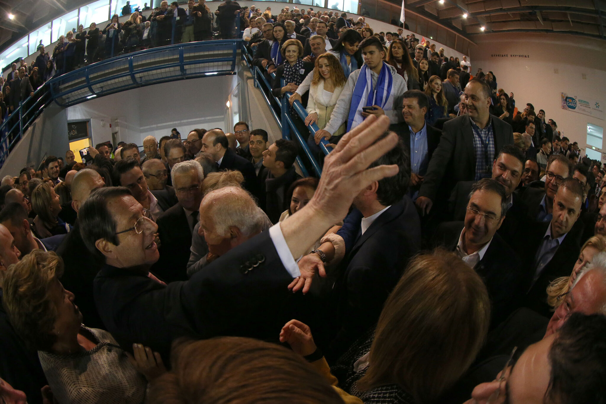 Βραδιά εκλογών: Όσα ξεχωρίσαμε και δεν έδειξαν οι κάμερες