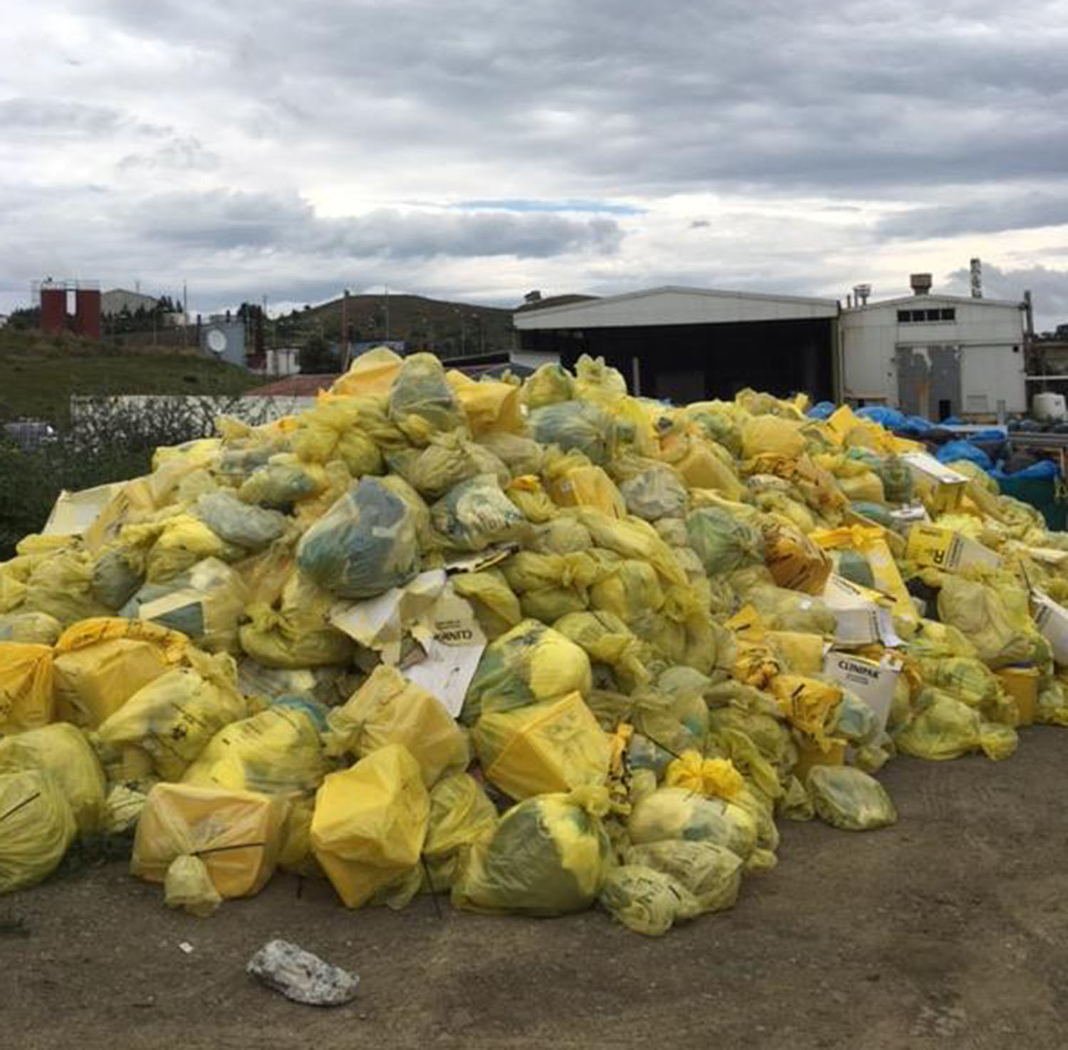 Τόνοι μολυσμένων ιατρικών αποβλήτων έξω από εργοστάσιο στην Κοφίνου (ΒΙΝΤΕΟ)