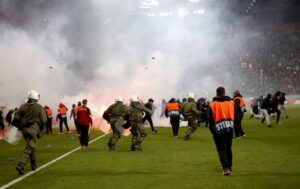 Σοβαρά επεισόδια μετά το τέλος του ντέρμπι Ολυμπιακός – ΑΕΚ (ΒΙΝΤΕΟ)