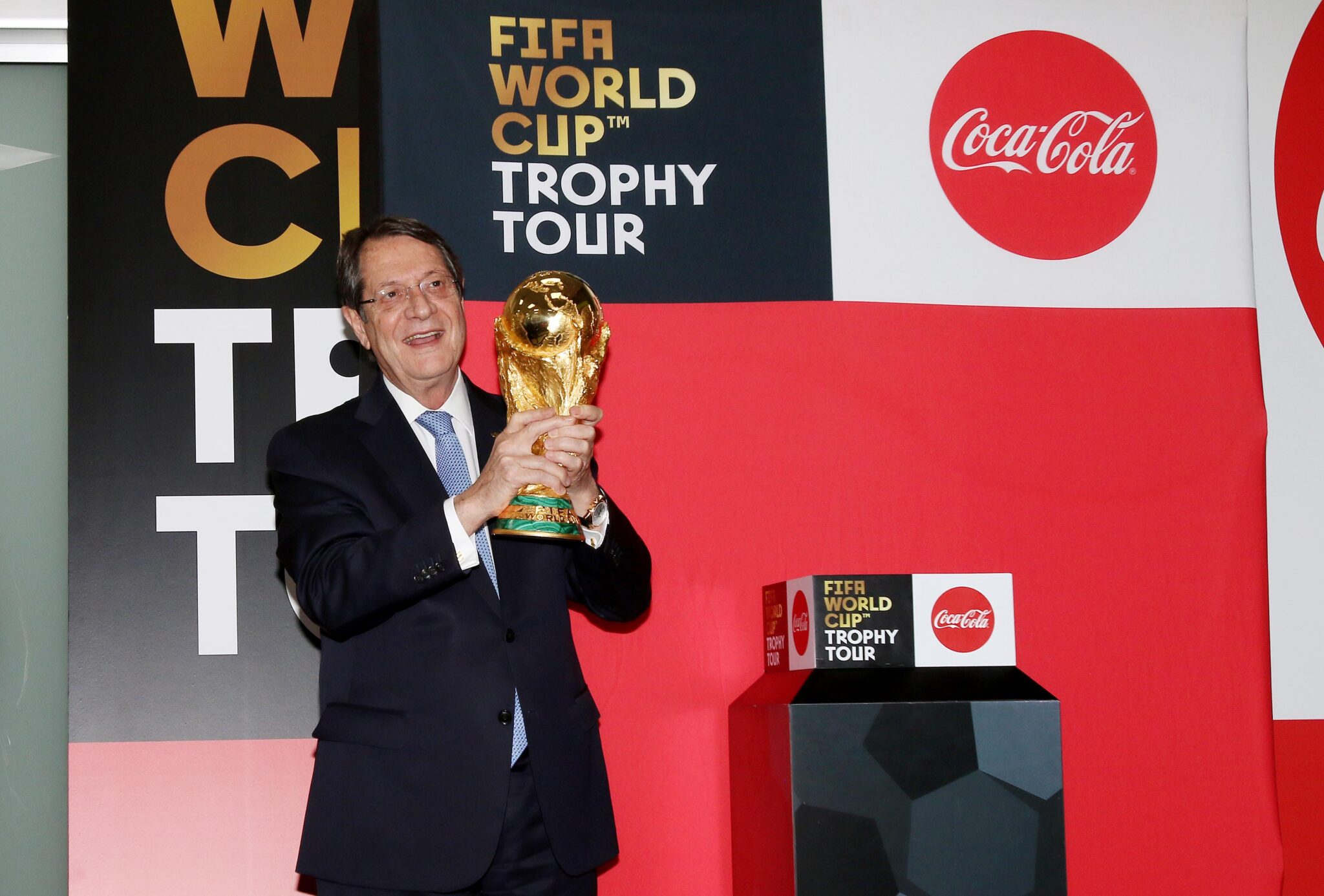 Χιλιάδες φίλοι του ποδοσφαίρου είδαν το αυθεντικό Τρόπαιο του FIFA WORLD CUP™