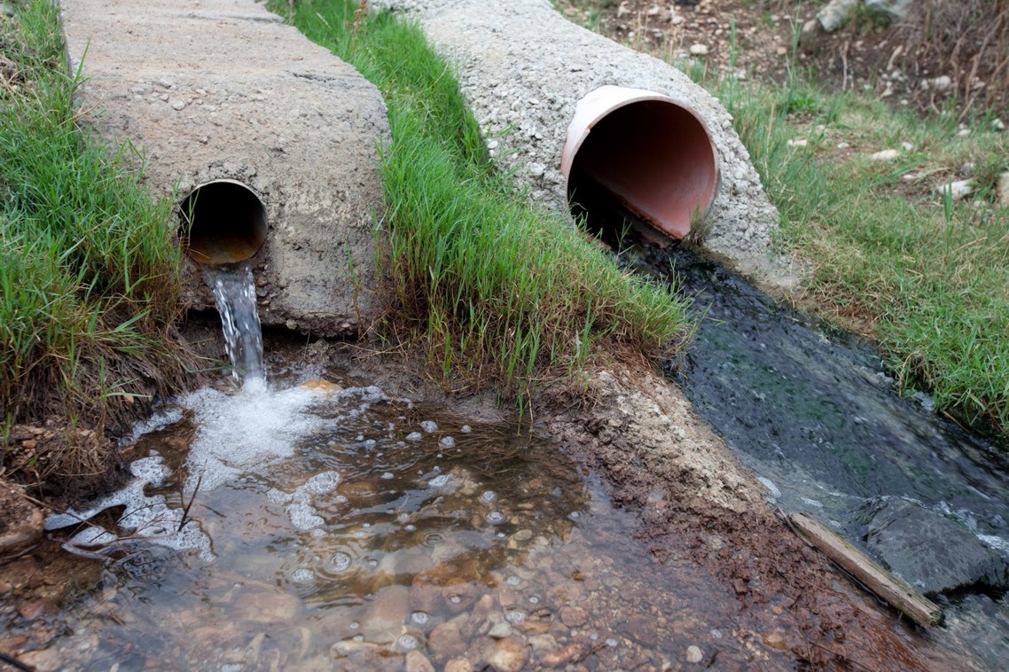 Δήμαρχος Λιβαδιών: Τα παιδιά παίζουν μέσα στα λύματα