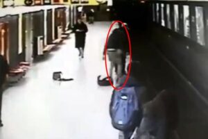 Νεαρός έπεσε στις ράγες του μετρό και έσωσε δυόμιση χρονών παιδάκι (ΒΙΝΤΕΟ&ΦΩΤΟ)