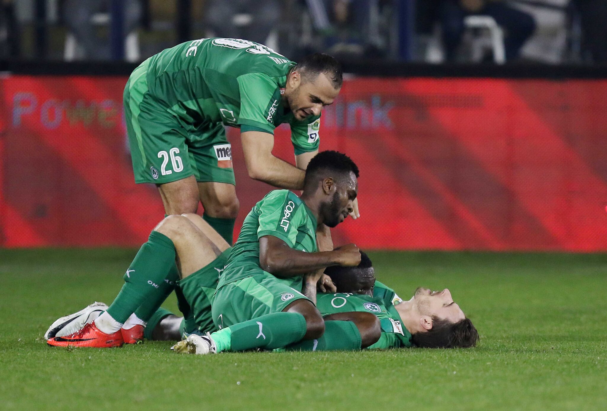 "Ήγέτης" στους πανηγυρισμούς ο τραυματίας Αλβμπόγκε (ΒΙΝΤΕΟ)