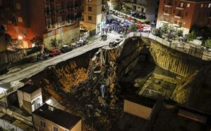 Ρώμη: Άνοιξε η γη και "κατάπιε" αυτοκίνητα στην κεντρική περιοχή Μπαλντουϊνα