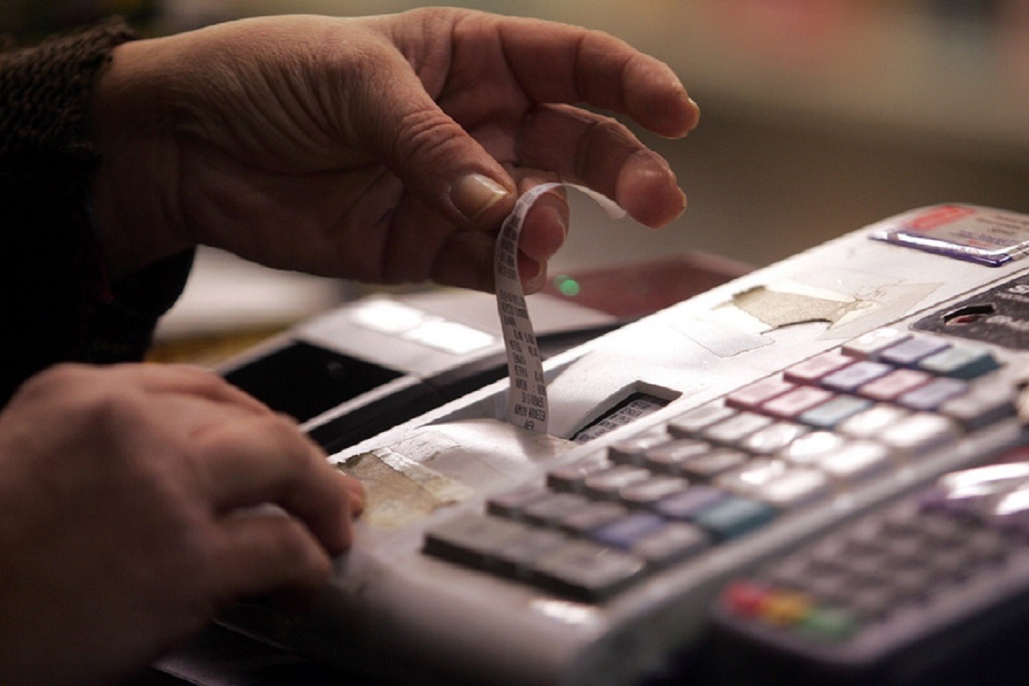 Υπάλληλος βιβλιοπωλείου "ξάφρισε" το ταμείο (ΒΙΝΤΕΟ)