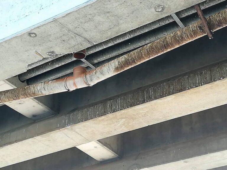 Κίνδυνος για διερχόμενους οδηγούς στον αυτοκινητόδρομο Αγ. Νάπας-Λάρνακας (ΦΩΤΟ)