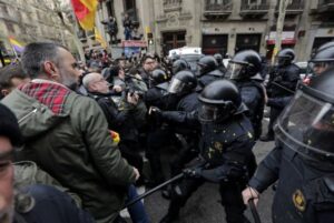 Συγκρούσεις μεταξύ διαδηλωτών και αστυνομικών στη Βαρκελώνη