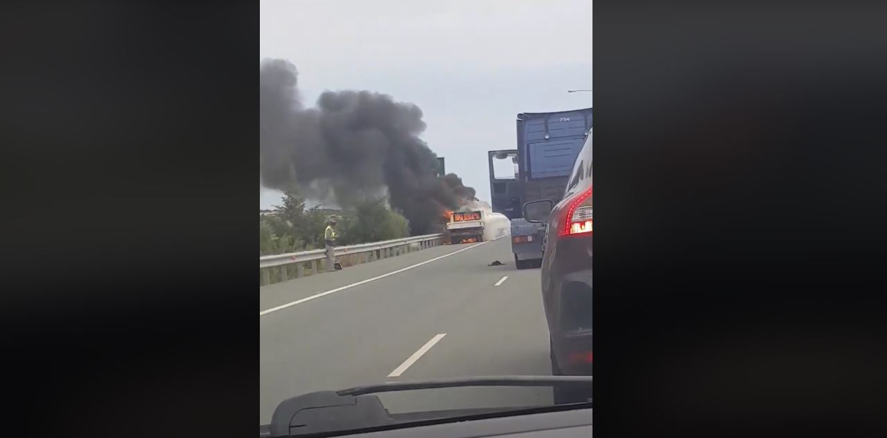 Στις φλόγες τυλίχθηκε όχημα στον αυτοκινητόδρομο Πάφου-Λεμεσού