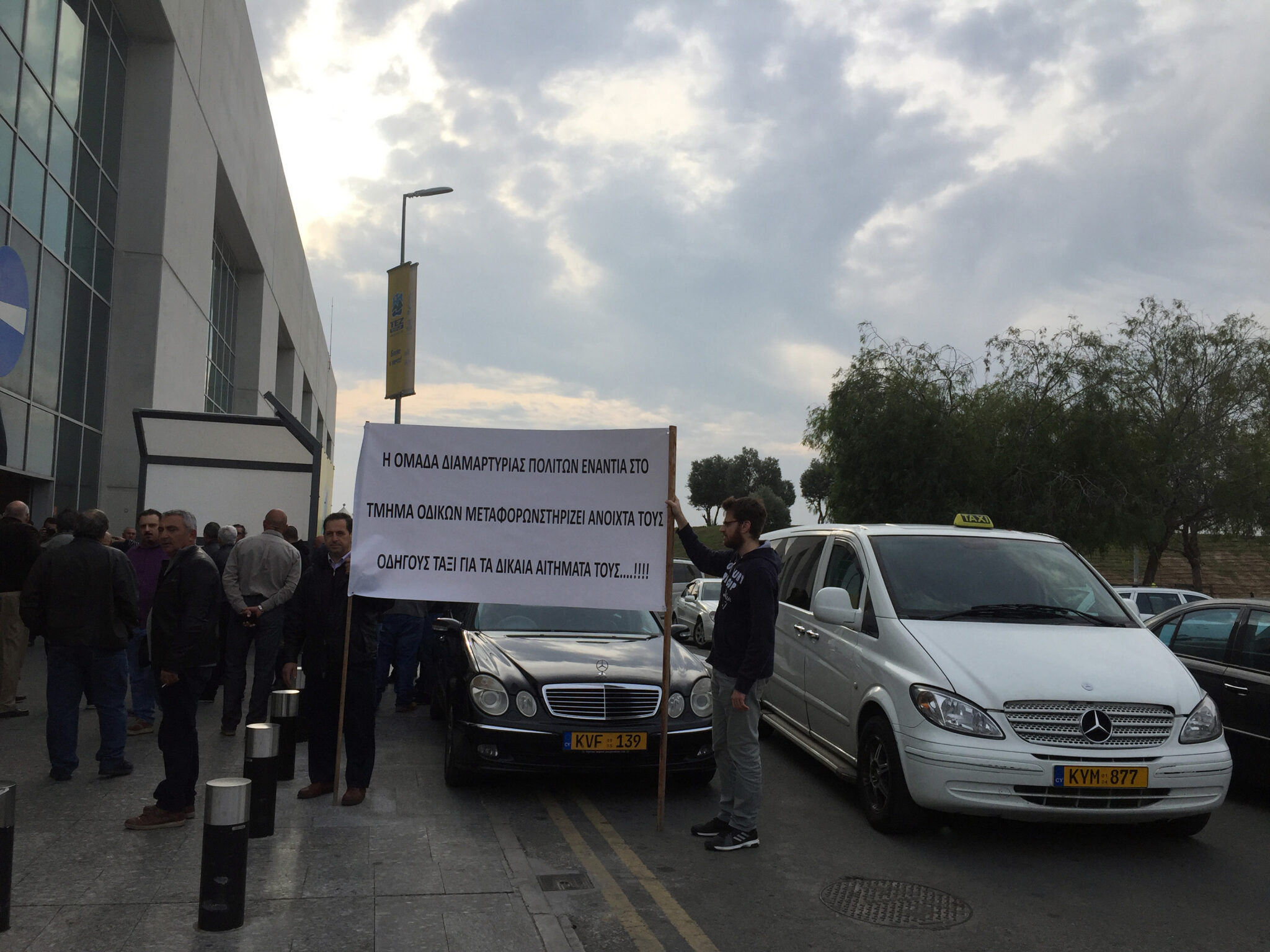 Σε επ αόριστον απεργία κατέρχονται οι οδηγοί ταξί στο αεροδρόμιο Λάρνακας