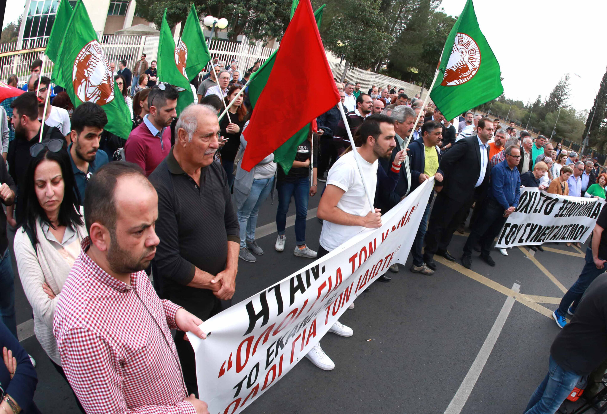 Έξω απο το Προεδρικό Μέγαρο συγκεντρώθηκαν μέλη του ΑΚΕΛ (ΦΩΤΟ)