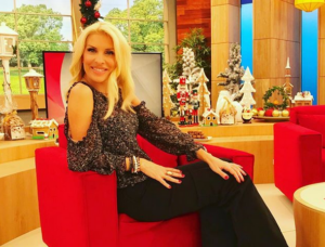 H Eλένη Μενεγάκη μας δείχνει την κόρη της που ταΐζει το…προβατάκι της(ΦΩΤΟ)