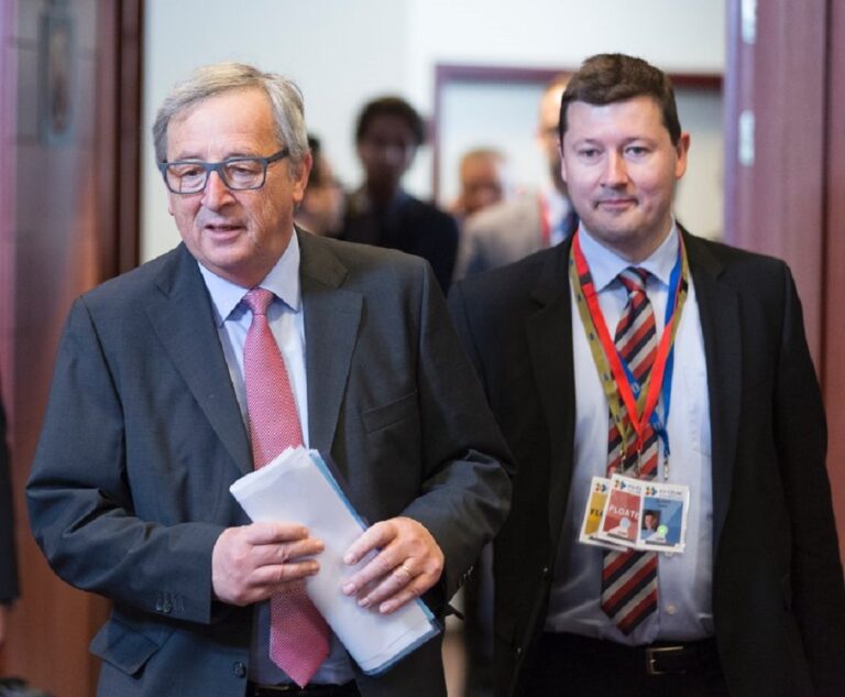 Αντιδράσεις ευρωβουλευτών για την προαγωγή στενού συνεργάτη του Γιούνκερ