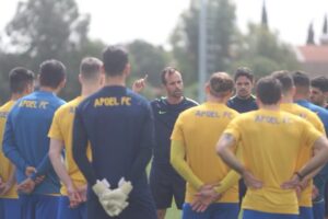 Να την αρπάξει… από τα μαλλιά