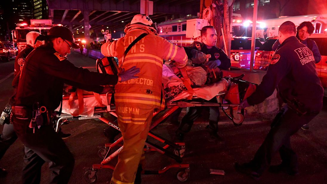 Νεκροί και οι πέντε επιβάτες μετά από πτώση ελικοπτέρου στη Νέα Υόρκη (ΒΙΝΤΕΟ)