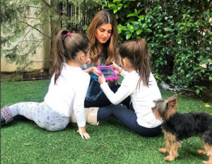 H Σταματίνα Τσιμτσιλή βάφει τα Πασχαλινά αυγά με τις κόρες της