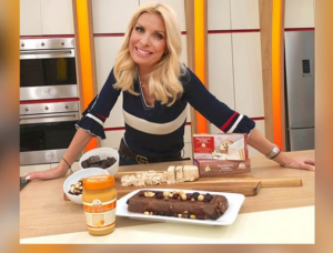 Στην Κουζίνα με τη Μενεγάκη – Φτιάχνει κορμό σοκολάτας και μας δίνει τη συνταγή