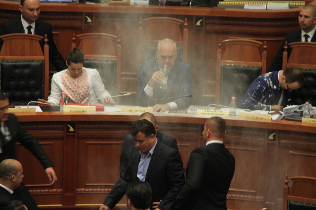 Σκηνές χάους στην αλβανική βουλή (ΒΙΝΤΕΟ)
