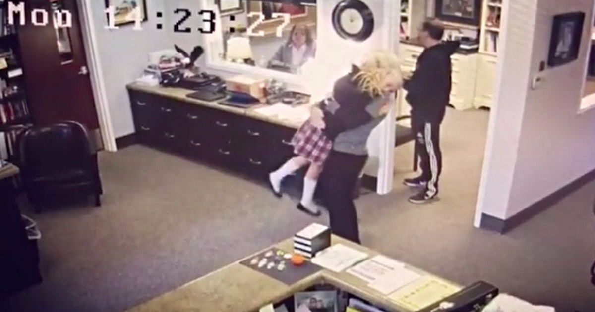 11χρονο κορίτσι μαθαίνει ότι θα υιοθετηθεί και η αντίδραση, έγινε viral (ΒΙΝΤΕΟ)