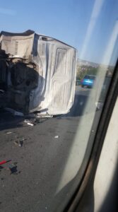 Απορριμματοφόρο ανατράπηκε στον αυτοκινητόδρομο