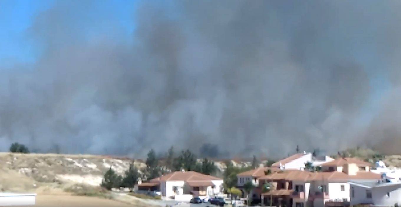 Λάρνακα: Μάχη με τις φλόγες δίνουν πυροσβέστες στην περιοχή του ΓΣΖ (ΦΩΤΟ)