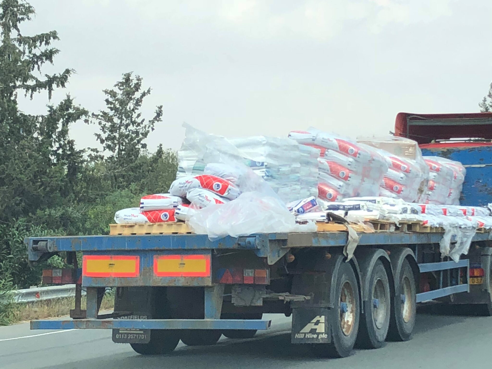 Λάστιχο νταλίκας φορτωμένη με λίπασμα έσπασε και ο οδηγός έχασε τον έλεγχο(ΦΩΤΟ)