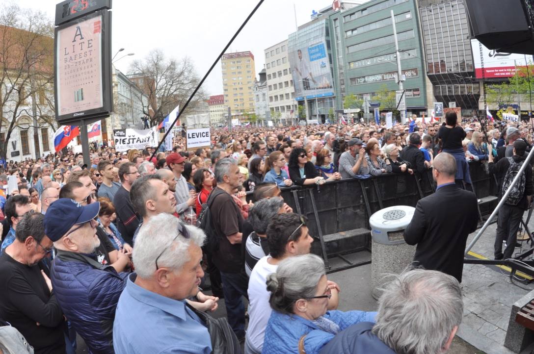 Σλοβακία: Πλήθος κόσμου ζήτησε την παραίτηση του αρχηγού της αστυνομίας (ΦΩΤΟ)