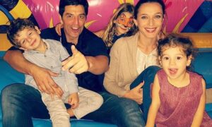 Τα παιδιά του Σάκη Ρουβά σπάζουν "Μπότηδες" στην Κέρκυρα για το Πάσχα (ΒΙΝΤΕΟ)