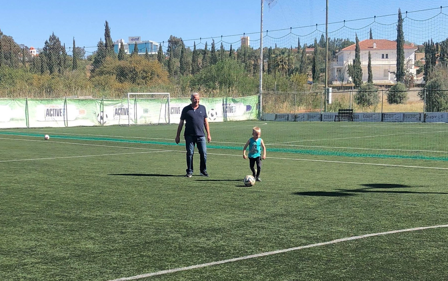 Τις ποδοσφαιρικές του ικανότητες έδειξε ο ΓΓ του ΑΚΕΛ Άντρος Κυπριανού (ΦΩΤΟ)