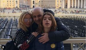 Στην Αγγλία οικογενειακώς για το Πάσχα ο Μάρκος Σεφερλής και η Έλενα Τσαβαλιά