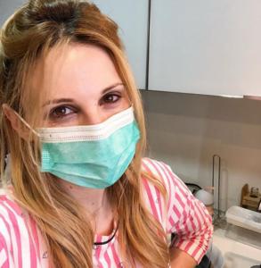 Γιατί η Χριστιάνα Αριστοτέλους φοράει ιατρική μάσκα μέσα στο σπίτι της; (ΦΩΤΟ)