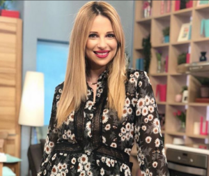 O κήπος της Χριστιάνας Αριστοτέλους και το…ακαπέλα τραγούδι(BINTEO&ΦΩΤΟ)