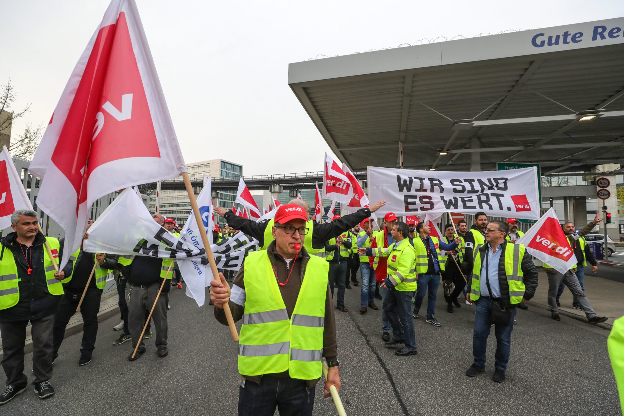 Οι προειδοποιητικές απεργίες παραλύουν τα αεροδρόμια της Γερμανίας