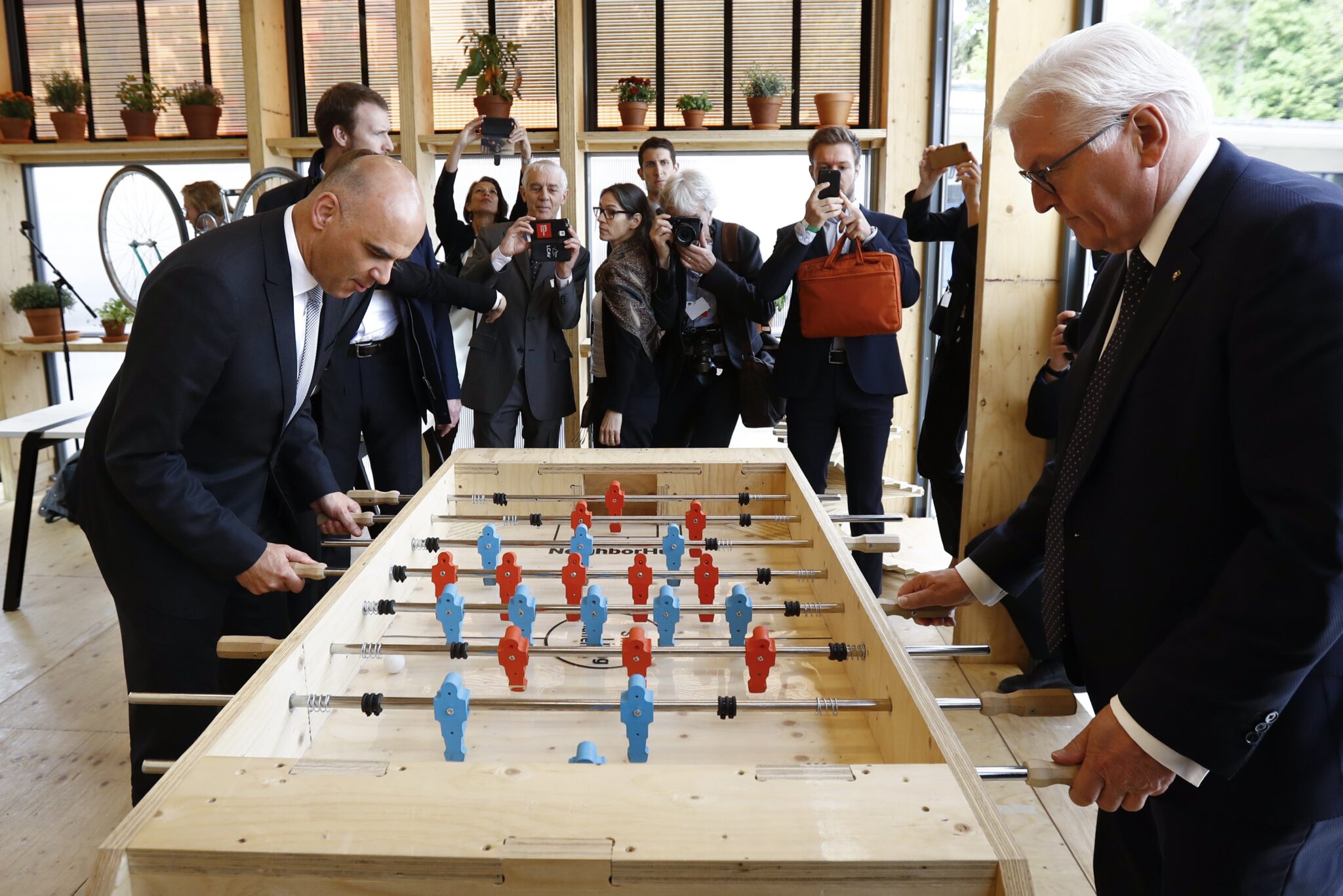 Στο ποδοσφαιράκι διαγωνίστηκαν οι Πρόεδροι Ελβετίας και Γερμανίας (ΦΩΤΟ)