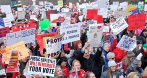 Χιλιάδες εκπαιδευτικοί στους δρόμους των ΗΠΑ για το δημόσιο σχολείο