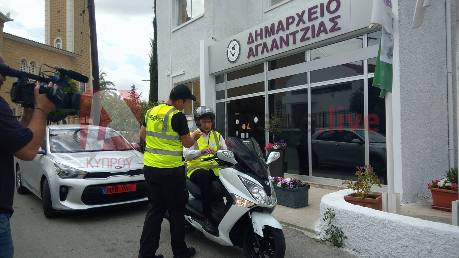 Σε ρόλο τροχονόμου ο Δήμαρχος Αγλαντζιάς (ΦΩΤΟ)