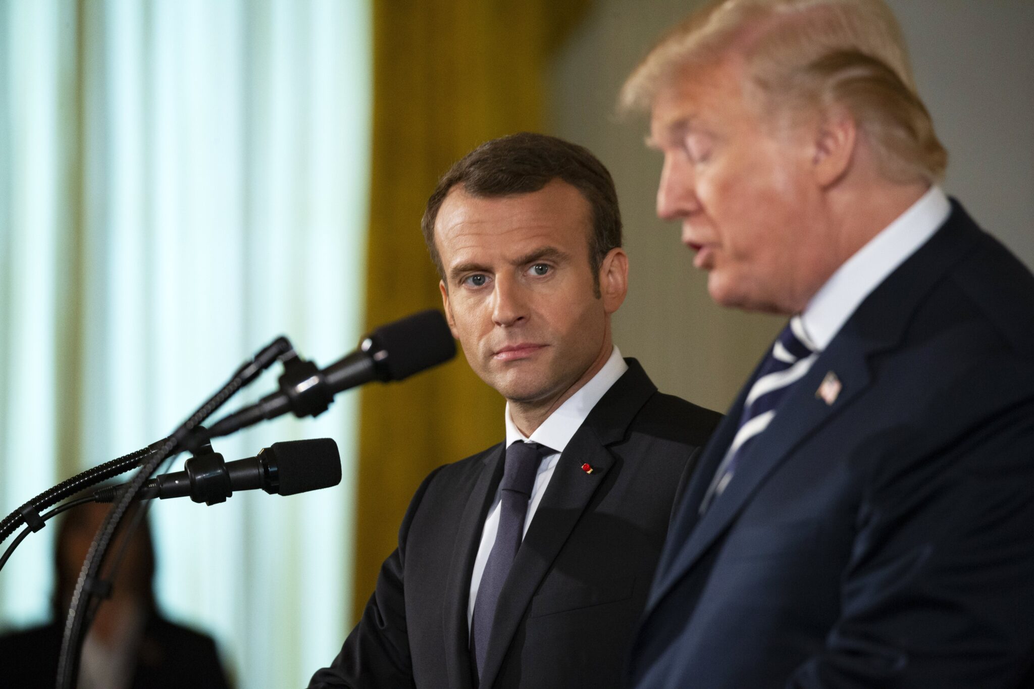 Μακρόν: Να μην σκίσουμε τη συμφωνία για το Ιράν, να πετύχουμε νέα