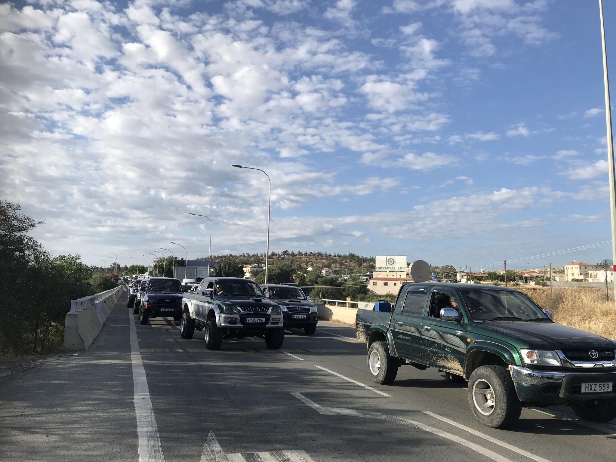 Οι αγανακτισμένοι κυνηγοί έκλεισαν τον κυκλικό κόμβο Ριζοελιάς (BINTEO)