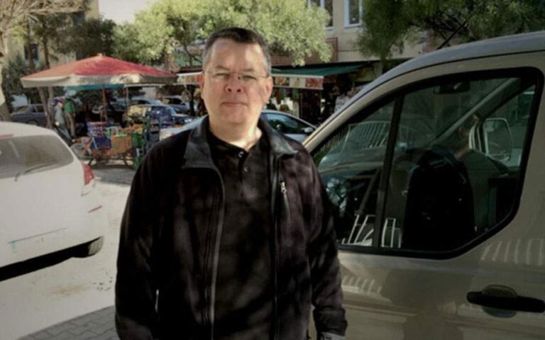 Τουρκία: Υπό κράτηση παραμένει ο Αμερικανός πάστορας