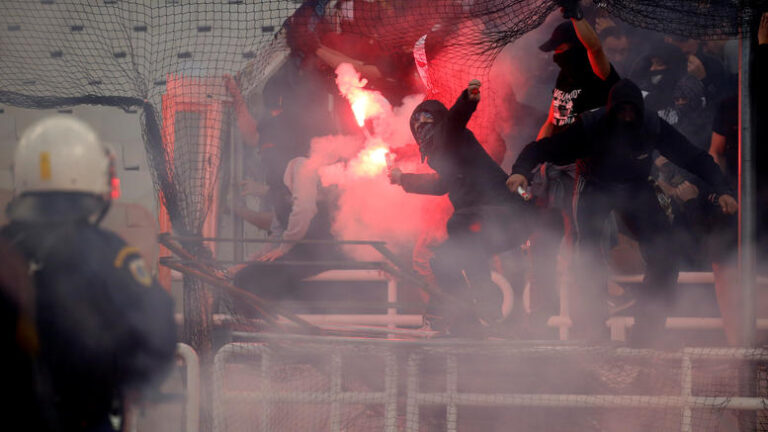 Στον εισαγγελέα οι 14 συλληφθέντες για τα επεισόδια στο ΟΑΚΑ