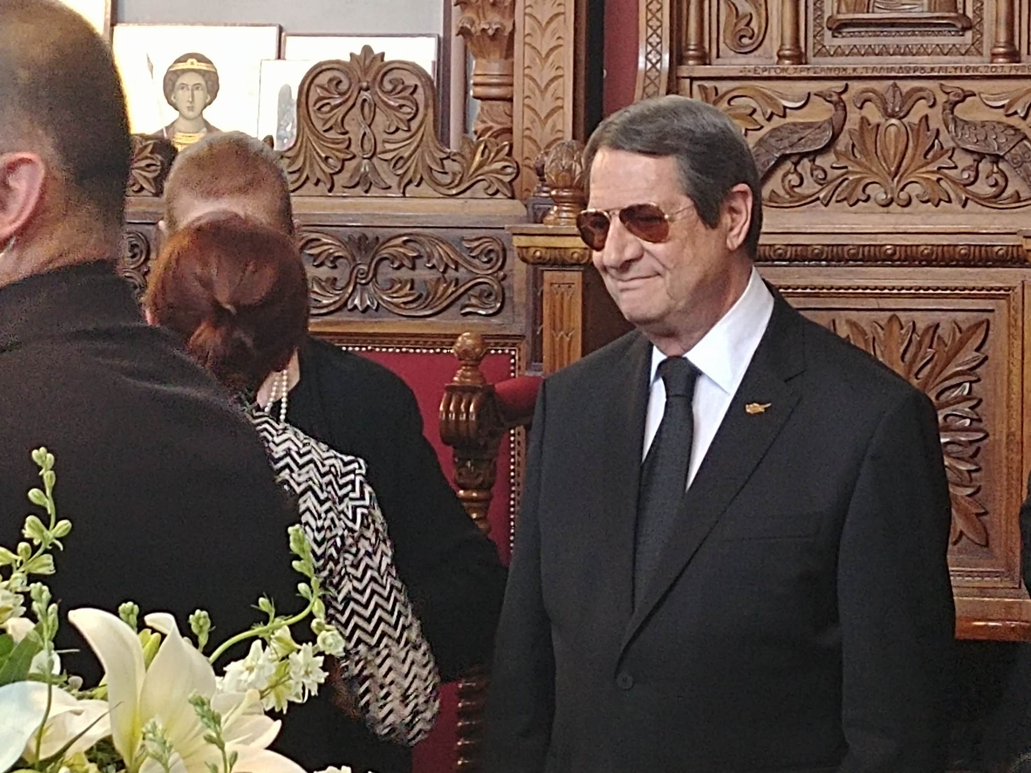 Το ύστατο χαίρε του Προέδρου της Δημοκρατίας στην μητέρα του (ΦΩΤΟ)