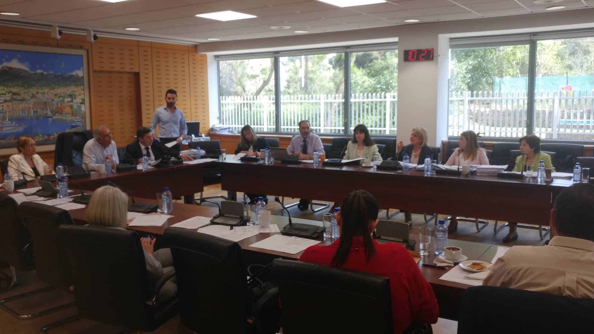 Ο Ελεγκτής «καρφώνει» την Επίτροπο Διοικήσεως στον Εισαγγελέα