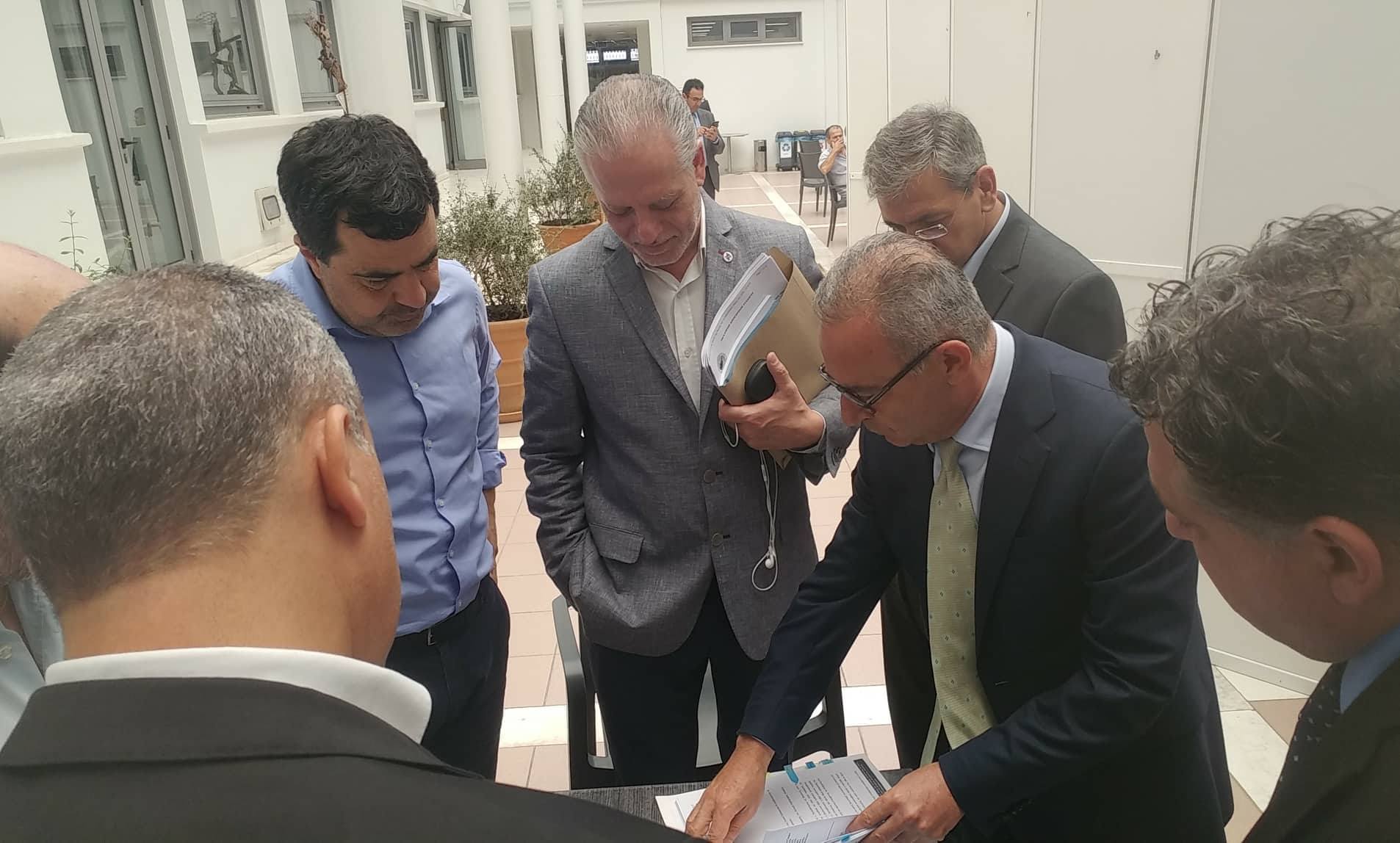 Συζήτηση στο… "πόδι" για την 56η βουλευτική έδρα (ΦΩΤΟ)