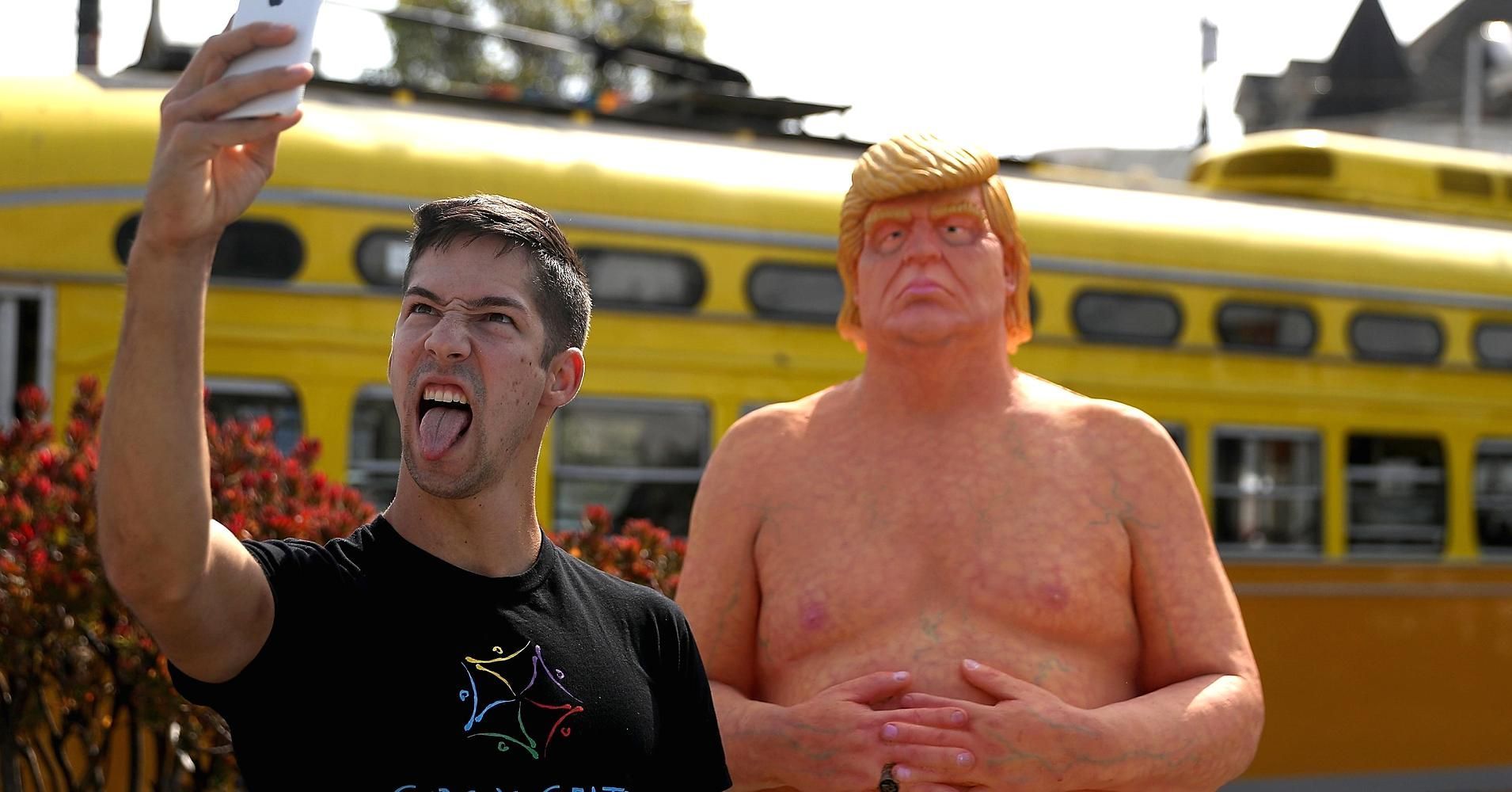 Τόσο πωλήθηκε γυμνό άγαλμα του Ντόναλντ Τραμπ