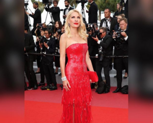 Ελένη Μενεγάκη: Έβαλε τα κόκκινα και περπάτησε στο κόκκινο χαλί (ΦΩΤΟ)